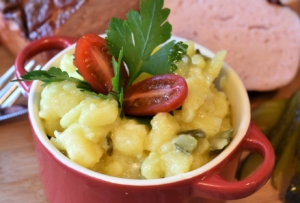 Eine Schüssel Kartoffelsalat