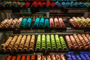 Regal voller Macarons (Süßigkeit)