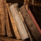 antike Bücher im Regal