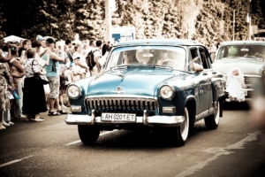 Oldtimer, von Passanten bejubelt