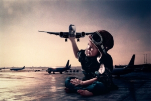 Kinder hält echtes Flugzeug in der Hand