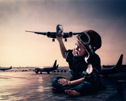 Kinder hält echtes Flugzeug in der Hand