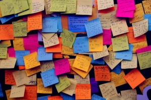 Wand voller Post-it Zettel