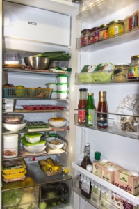 offener, voll gestpfter Kühlschrank