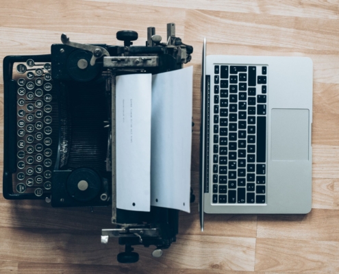 Schreibmaschine neben Laptop