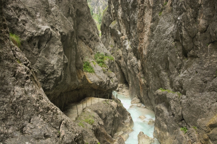 Tiefe Schlucht mit Fluss