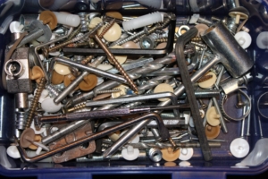Box mit Schrauben, Nägeln etc.