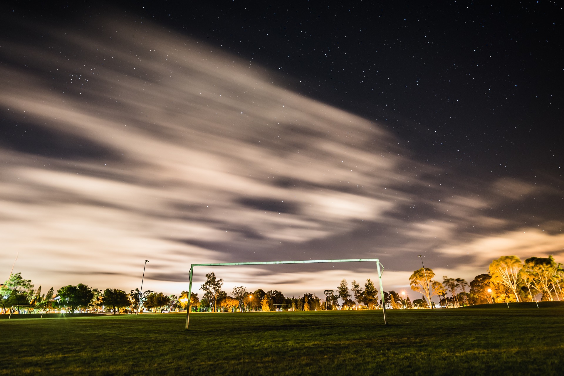 beleuchtetes Fußballfeld